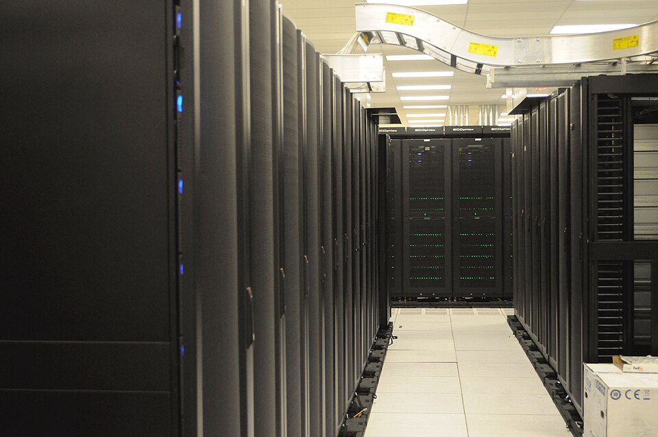 نمای واقعی ردیف رکهای سرور در دیتاسنتر NERSC